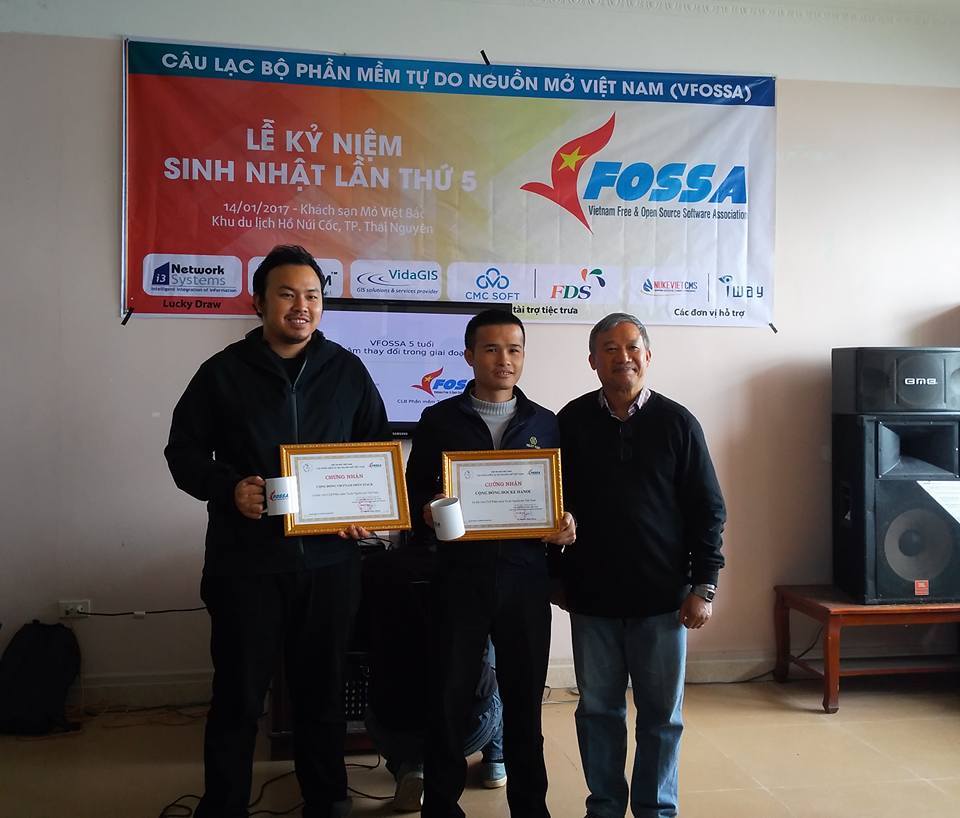 Lễ kết nạp và trao bằng chứng nhận hội viên VFOSSA cho thành viên tập thể mới: VietOpenStack, Docker Hanoi 