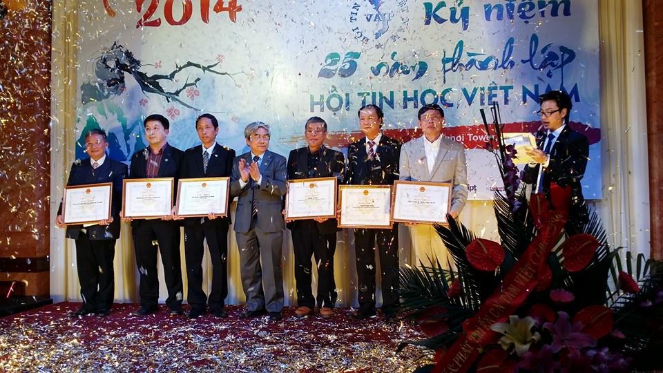 Bộ trưởng Bộ KH&CN Nguyễn Quân trao bằng khen của Bộ cho các cá nhân và tập thể tiêu biểu của VAIP, trong đó có VFOSSA
