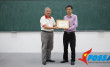TS. Nguyễn Hồng Quang - Chủ tịch CLB VFOSSA (bên trái), trao giấy chứng nhận hội viên Khoa CNTT - Đại học Phenikaa