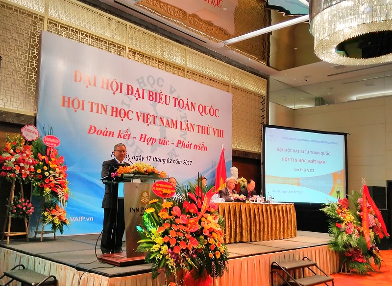 Ông Nguyễn Hồng Quang - Chủ tịch VFOSSA - trình bày tham luận tại Đại hội VIII Hội Tin học Việt Nam (VAIP)