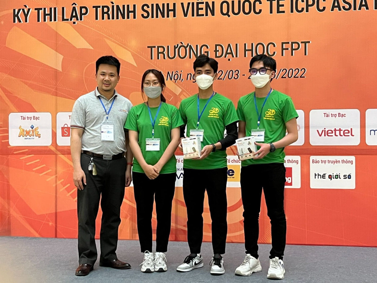 Ông Nguyễn Thế Hùng đại diện VFOSSA trao giải Nhà phát triển nguồn mở tiềm năng cho đội FFC02 của trường Đại học Mở Hà Nội
