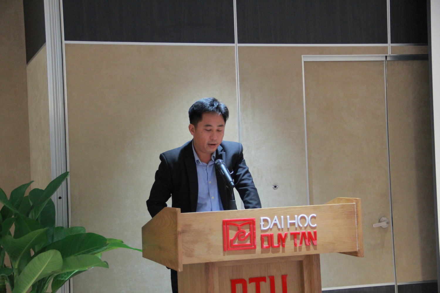 TS Trần Nhật Tân, Phó Hiệu trưởng Đại học Duy Tân phát biểu