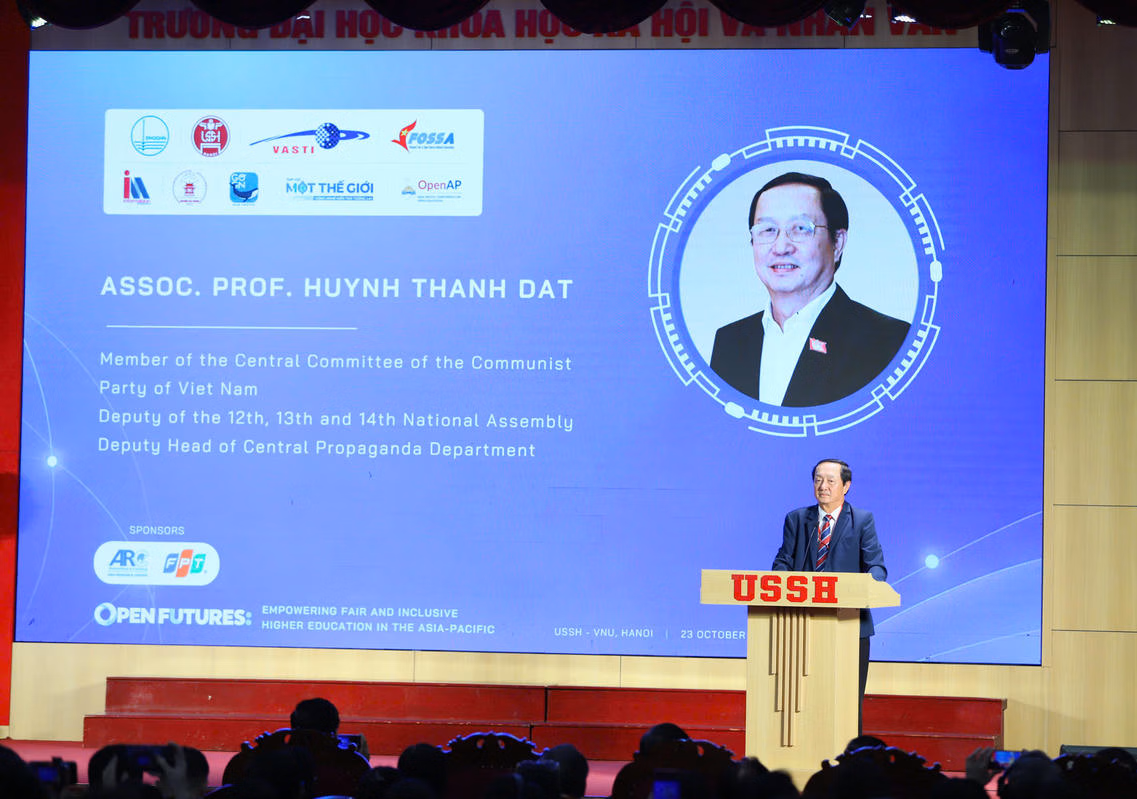 Ông Huỳnh Thành Đạt – Phó Trưởng Ban Tuyên giáo Trung ương phát biểu tại hội thảo