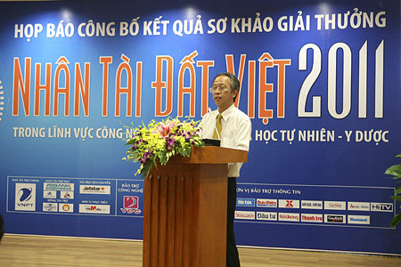 Tiến sỹ Nguyễn Long - Tổng thư ký Hội tin học Việt Nam, Chủ tịch Hội đồng sơ khảo - công bố kết quả chính thức vòng sơ khảo.